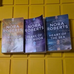 Nora Roberts Book Trilogy Set